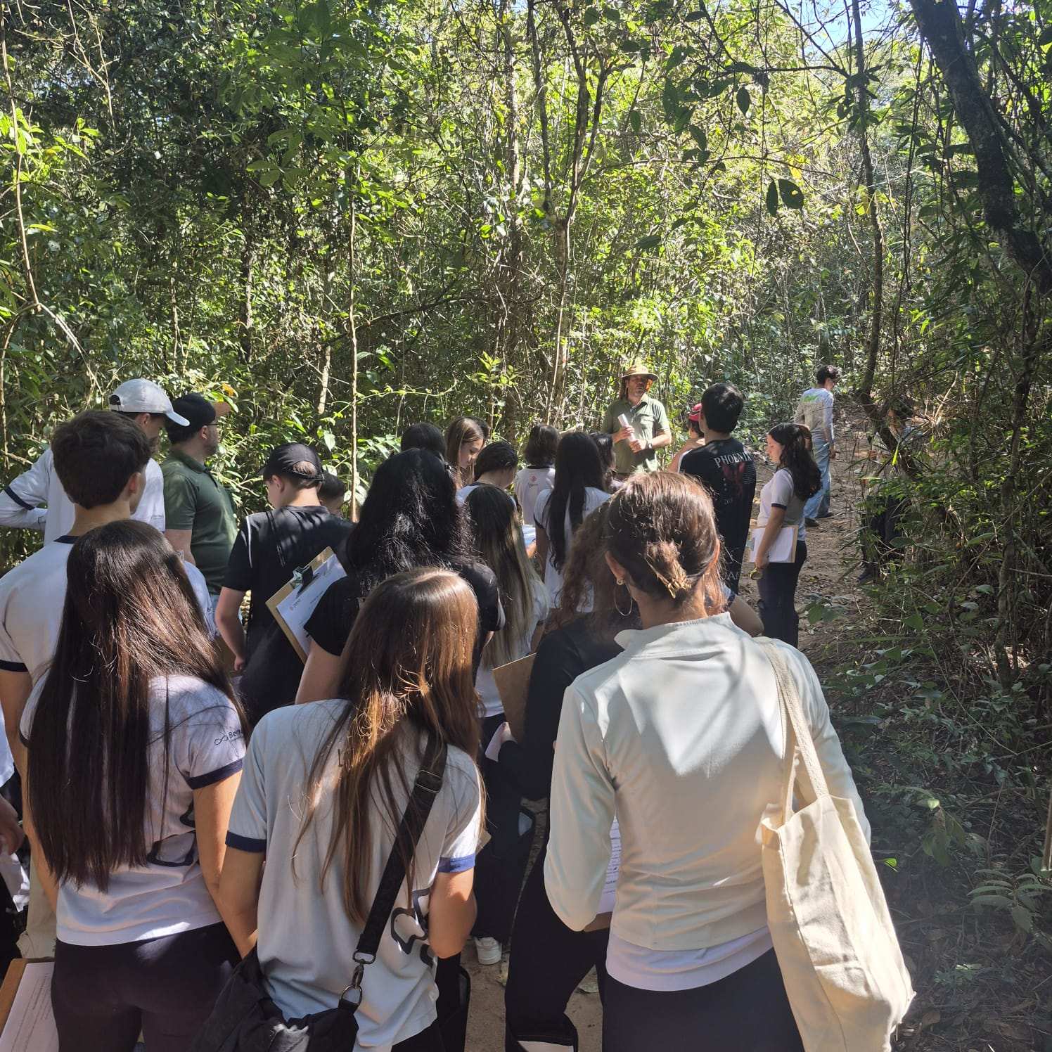 Turma em trilha interativa guiada no Centro Ambiental Cedro